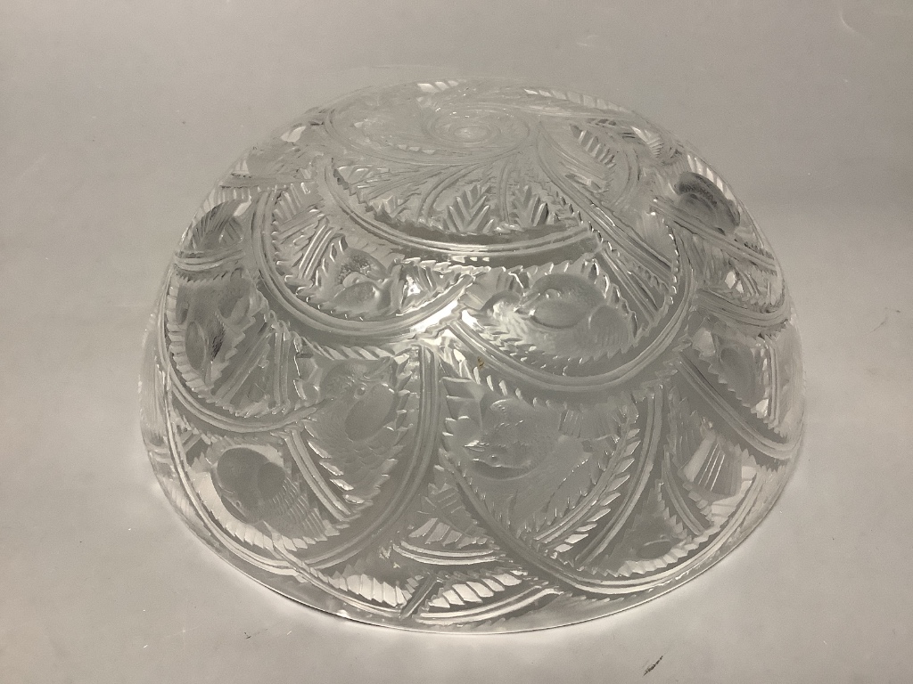 A Lalique 'Pinsons' pattern bowl, decorated with chaffinches among serrated leaves, Dia 23.5cm